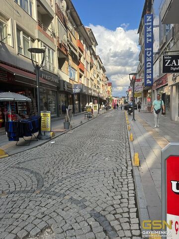 14-GÖLCÜK ÇARŞI İÇİNDE  UYGUN FİYATA KOMPLE SATILIK 3 KATLI TİCARİ BİNA